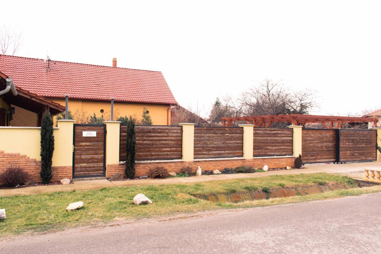 Borostyan Apartmanhaz Mórahalom Exterior foto